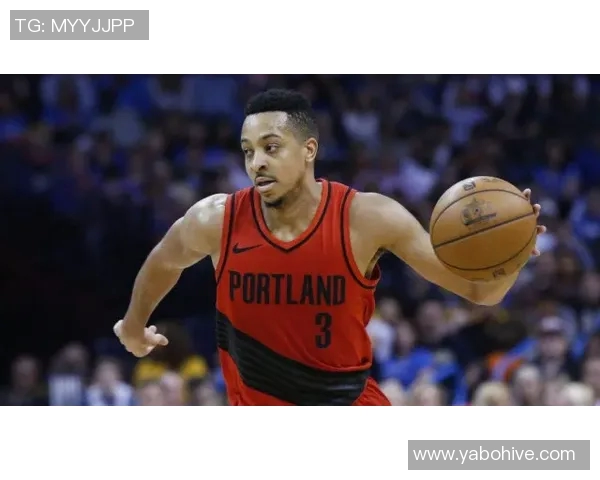 库里半场表现平平仅得11分7投2中状态堪忧引发球迷关注 库里半场表现平平仅得11分7投2中状态堪忧引发球迷关注