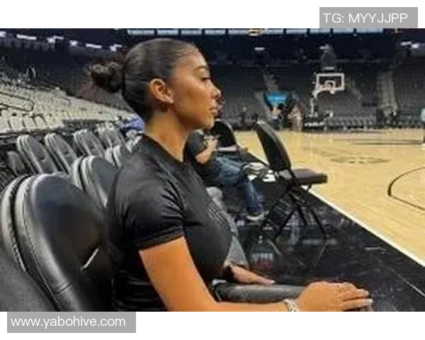 00后英国网红索汉与女友Mya首次共度圣诞甜蜜合照曝光引热议