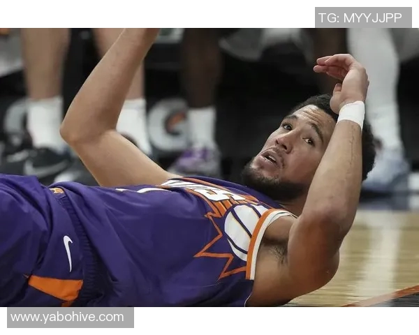 布克谈三分选择原因:突破难以造犯规裁判不易给机会 布克谈三分选择原因:突破难以造犯规裁判不易给机会