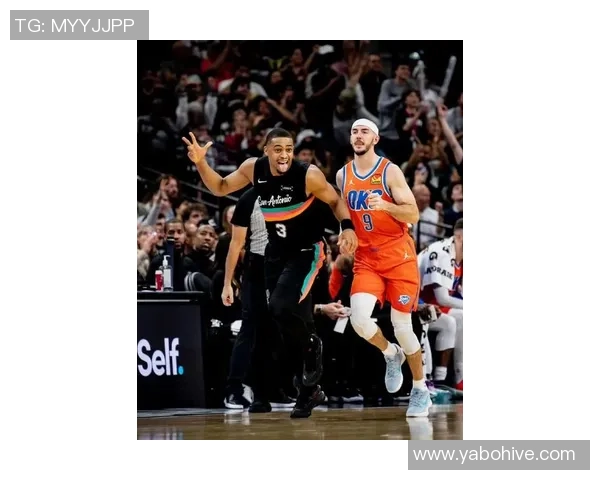 凯尔登约翰逊上半场表现出色攻防兼备贡献10分3篮板3抢断