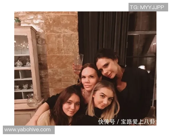 00后英国网红索汉与女友Mya首次共度圣诞甜蜜合照曝光引热议